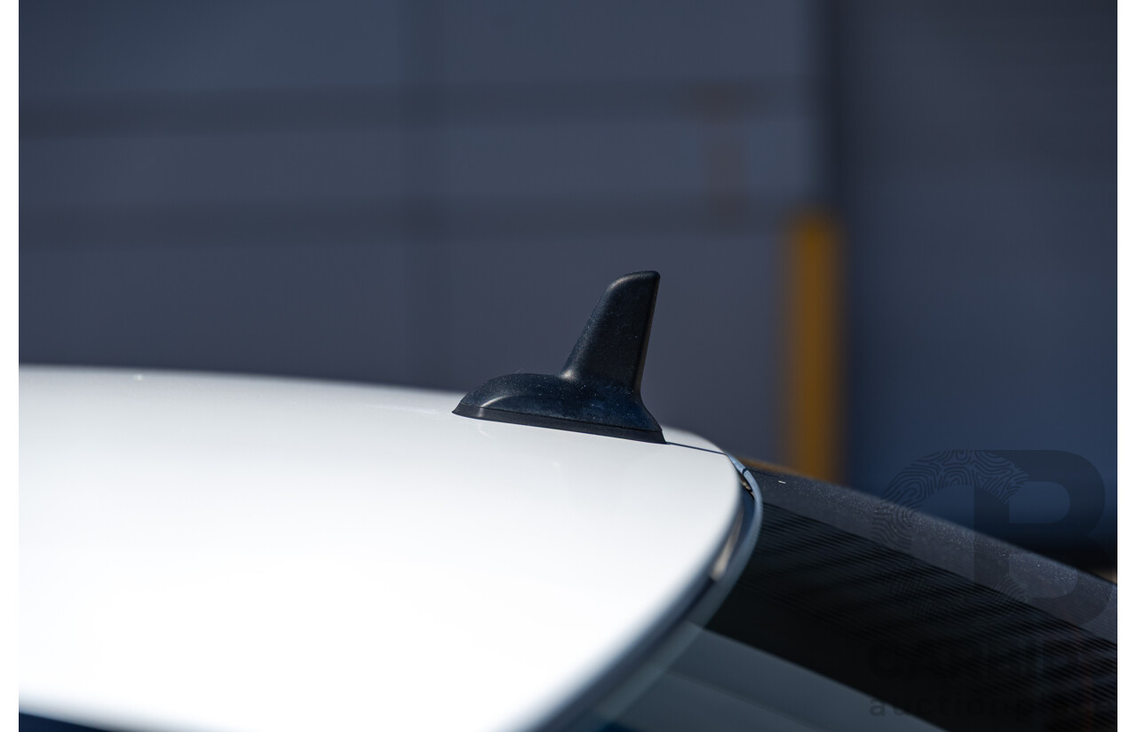 08/2012 Mercedes Benz C63 AMG W204 MY12 4d Sedan Designo Diamond White Bright Metallic V8 6.3L