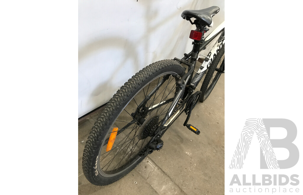 Giant Boulder 21 Speed Mountain Bike