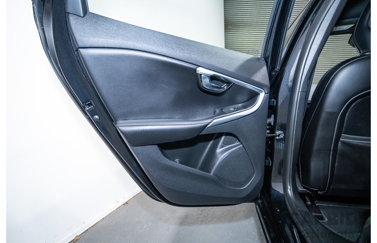 10/2014 Volvo V40 T5 R-DESIGN M MY15 5D Hatchback Black Sapphire Metallic Turbo 2.0L