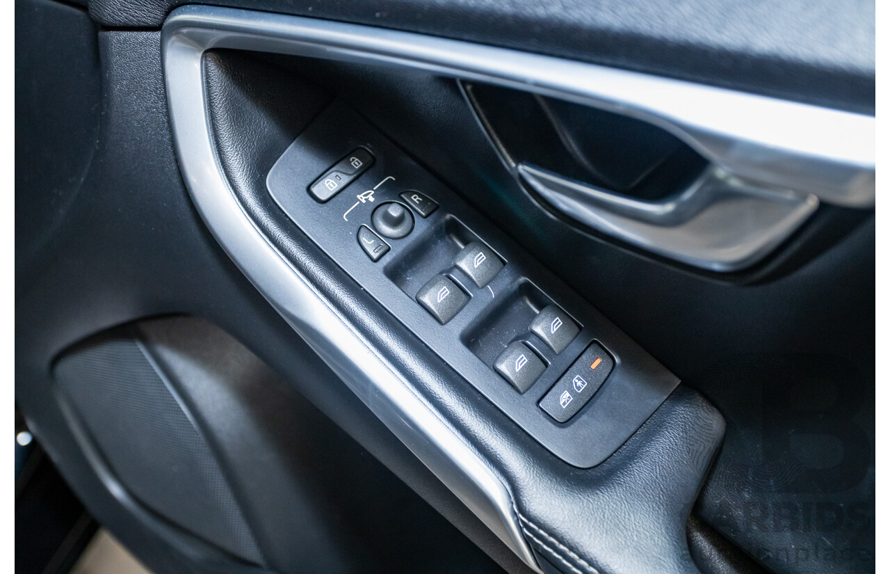 10/2014 Volvo V40 T5 R-DESIGN M MY15 5D Hatchback Black Sapphire Metallic Turbo 2.0L