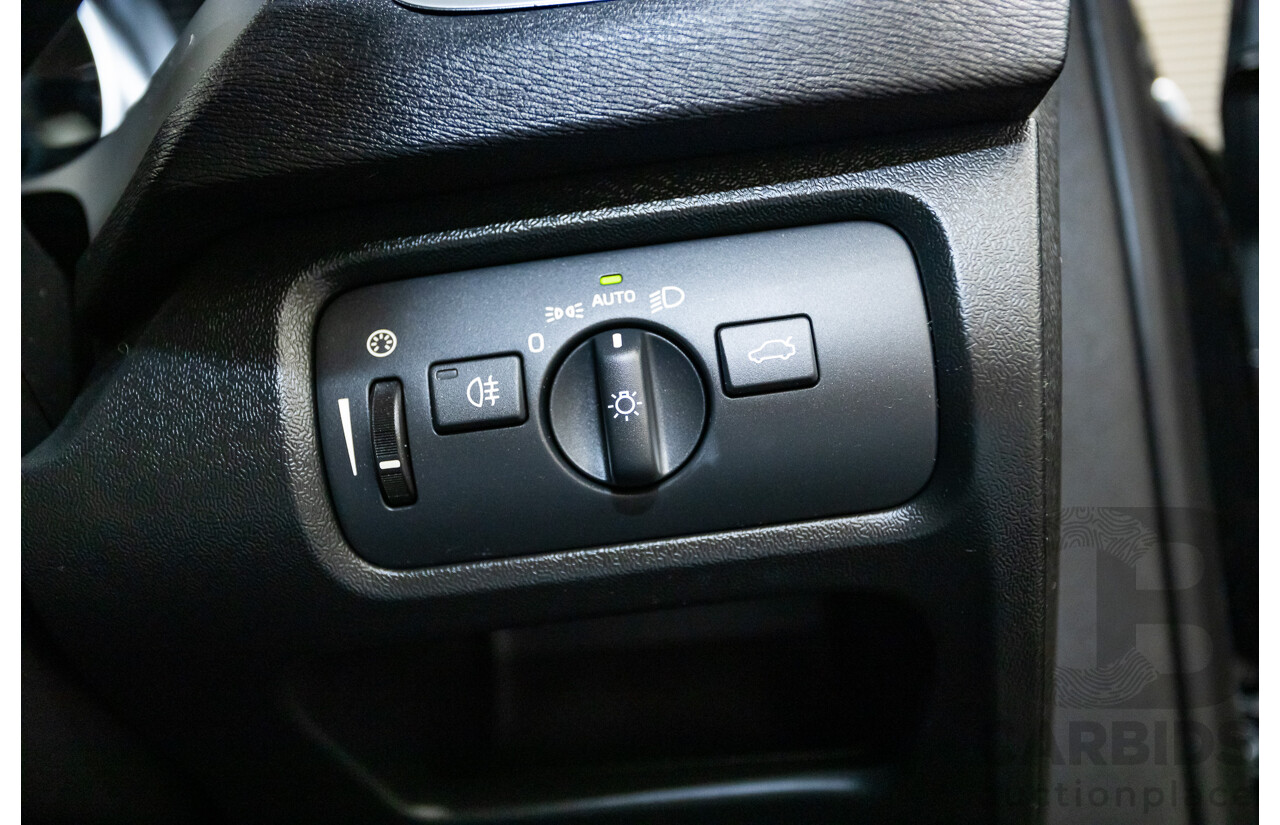 10/2014 Volvo V40 T5 R-DESIGN M MY15 5D Hatchback Black Sapphire Metallic Turbo 2.0L