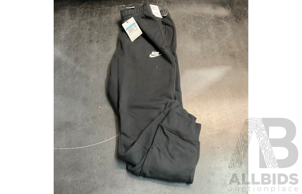 Nike Mens Size M Apparel - Lot of 5 - Total ORP $ 365