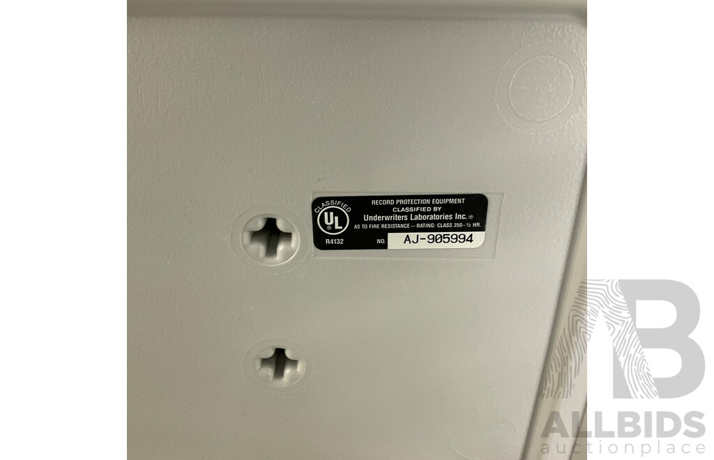 Sentry 1100 Lockable Fireproof Security Case