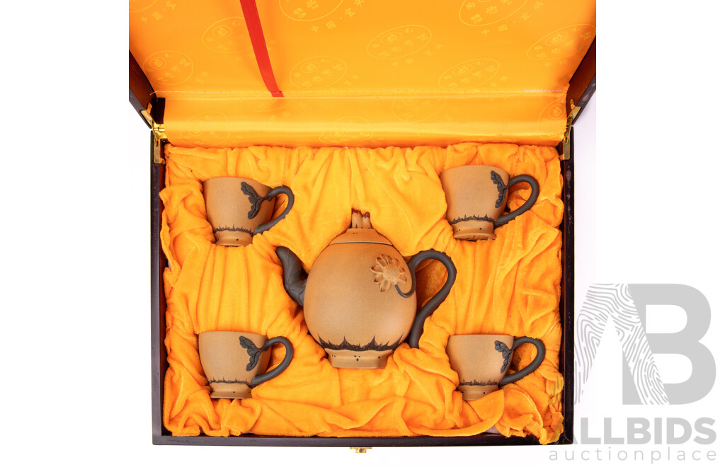 Chinese Yi Xing Five Piece Tea Set in Presentation Box by Yang Liya with Certificate of Authenticity