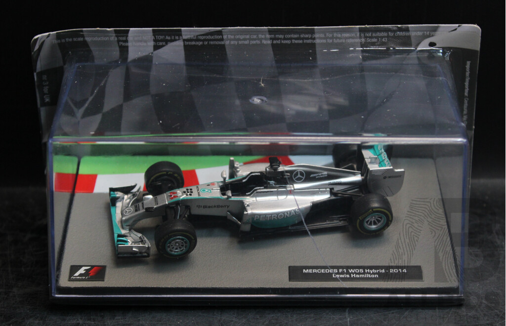 Formula 1 Mercedes - F1 W05  Hybrid & McLAREN MP4/4 1988 Collection Model Car