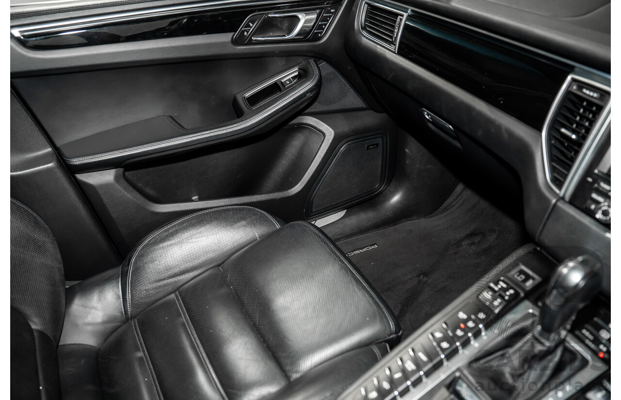 01/2016 Porsche Macan Turbo (AWD) MY16 4d Wagon Jet Black Metallic Twin Turbo V6 3.6L