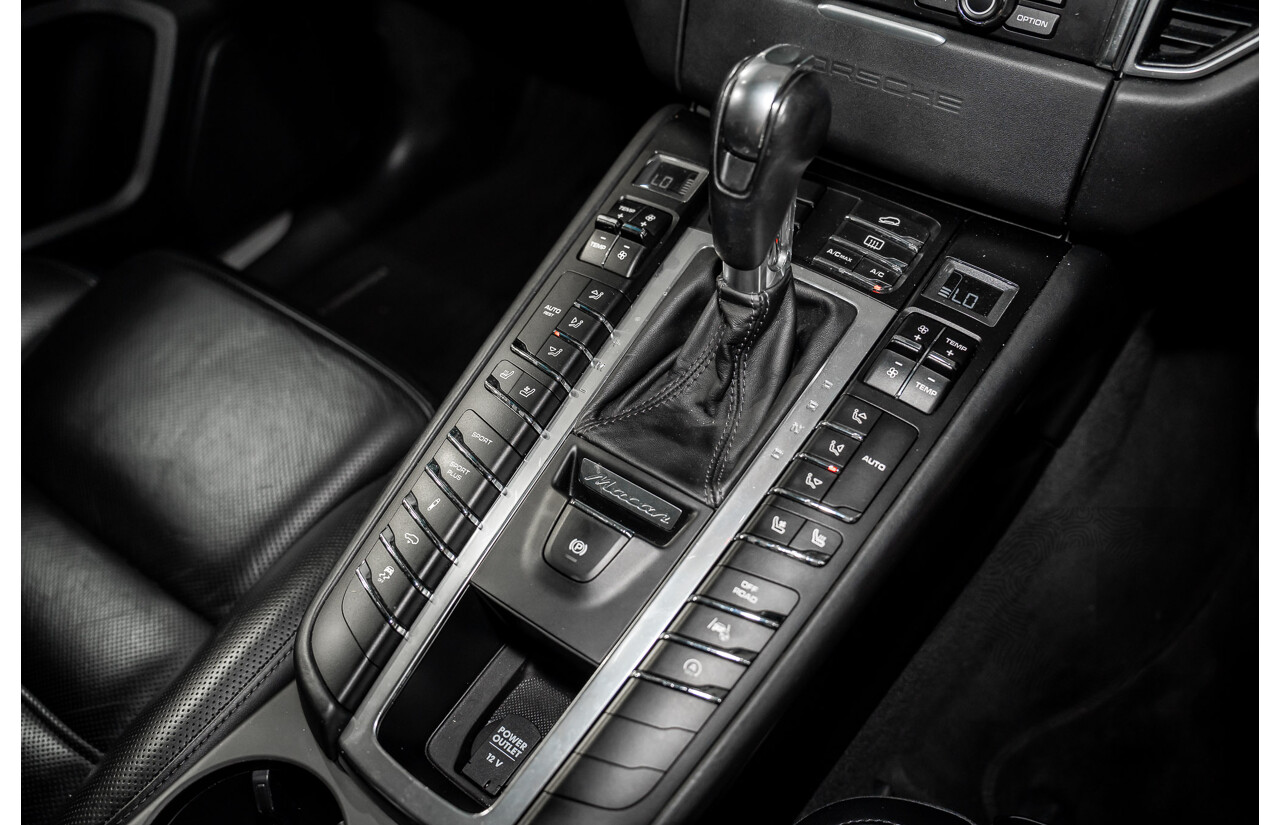 01/2016 Porsche Macan Turbo (AWD) MY16 4d Wagon Jet Black Metallic Twin Turbo V6 3.6L