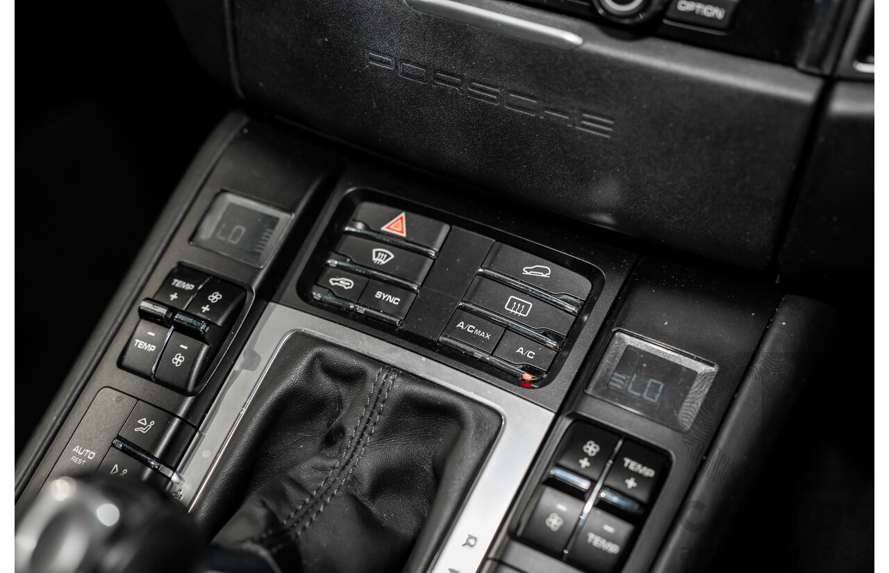 01/2016 Porsche Macan Turbo (AWD) MY16 4d Wagon Jet Black Metallic Twin Turbo V6 3.6L