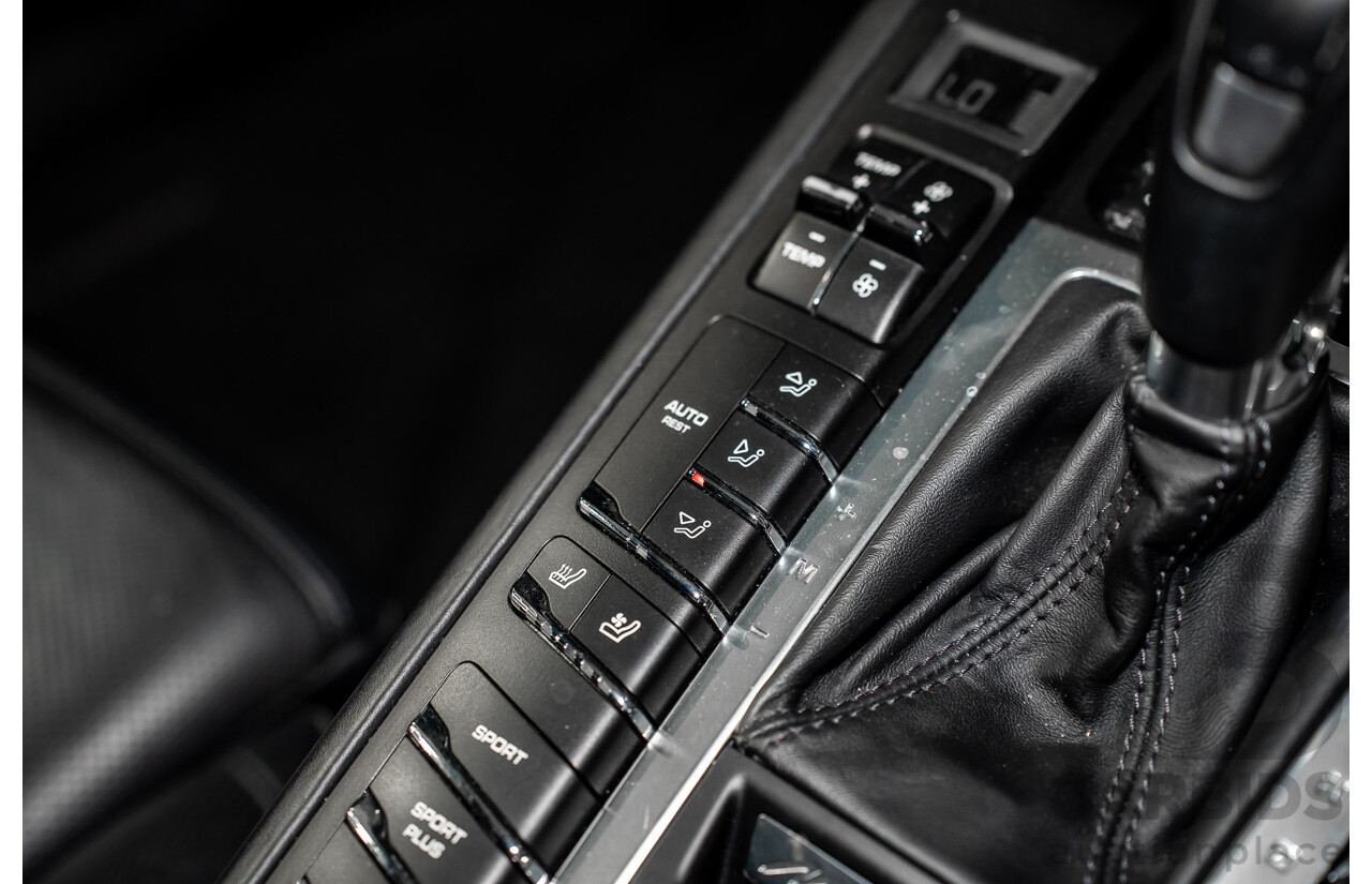 01/2016 Porsche Macan Turbo (AWD) MY16 4d Wagon Jet Black Metallic Twin Turbo V6 3.6L