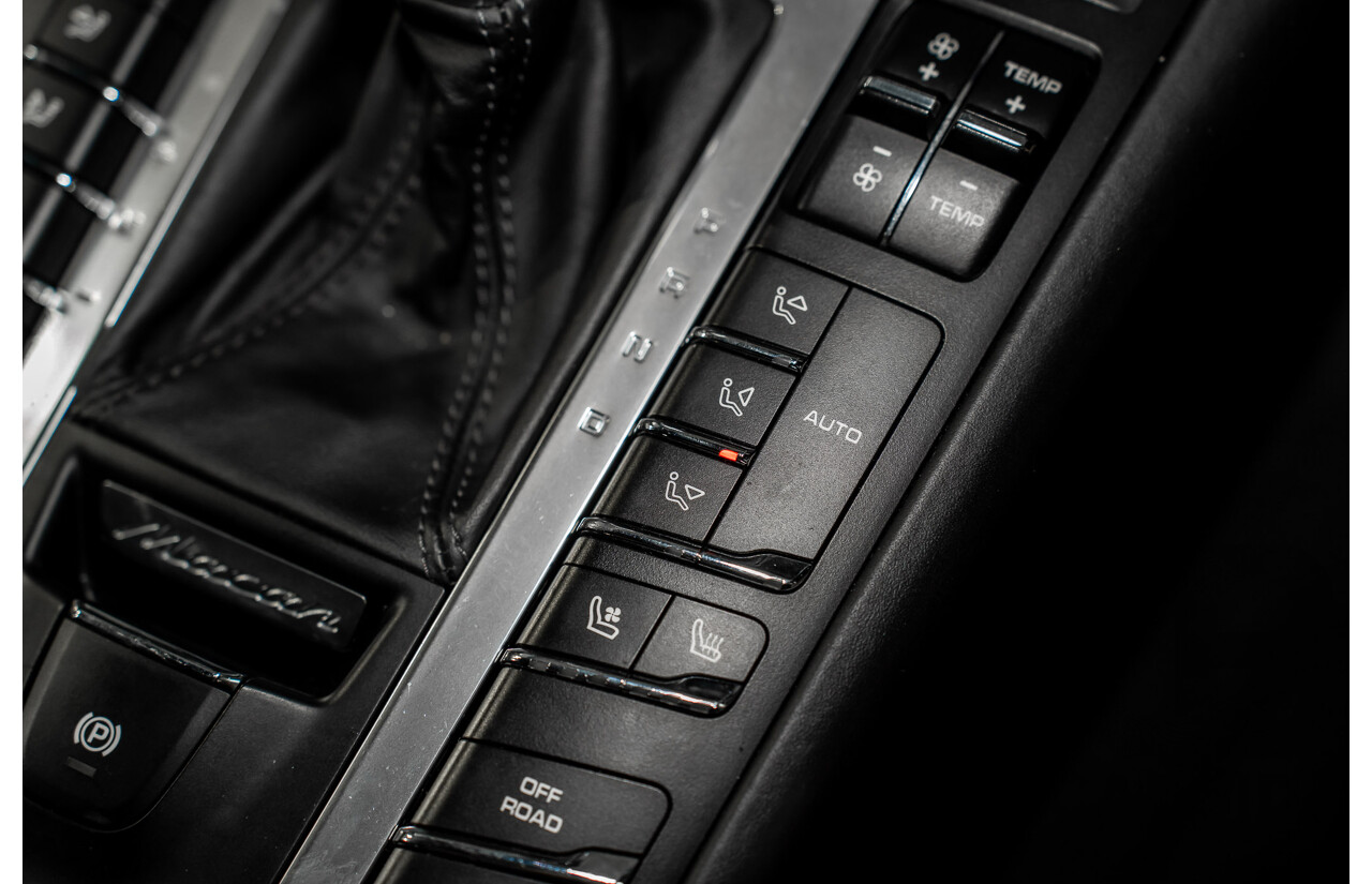 01/2016 Porsche Macan Turbo (AWD) MY16 4d Wagon Jet Black Metallic Twin Turbo V6 3.6L