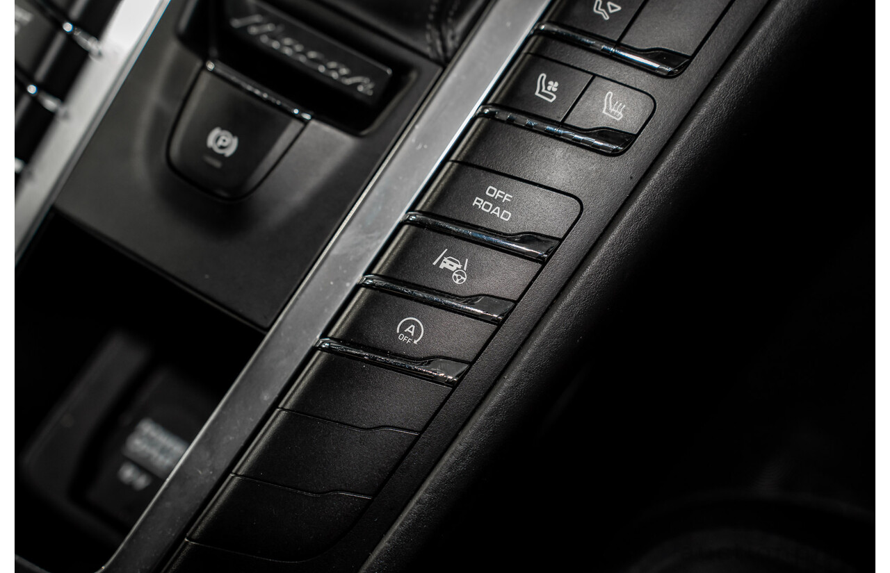 01/2016 Porsche Macan Turbo (AWD) MY16 4d Wagon Jet Black Metallic Twin Turbo V6 3.6L