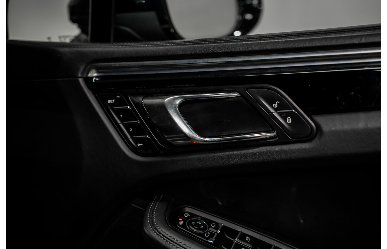 01/2016 Porsche Macan Turbo (AWD) MY16 4d Wagon Jet Black Metallic Twin Turbo V6 3.6L