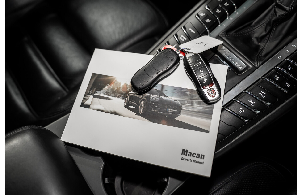 01/2016 Porsche Macan Turbo (AWD) MY16 4d Wagon Jet Black Metallic Twin Turbo V6 3.6L