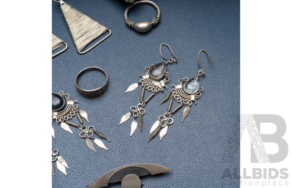 Collection of Sterling Silver Rings, Artisan Glass Drop Earrings and Artisan Brooch, 23.59 Grams