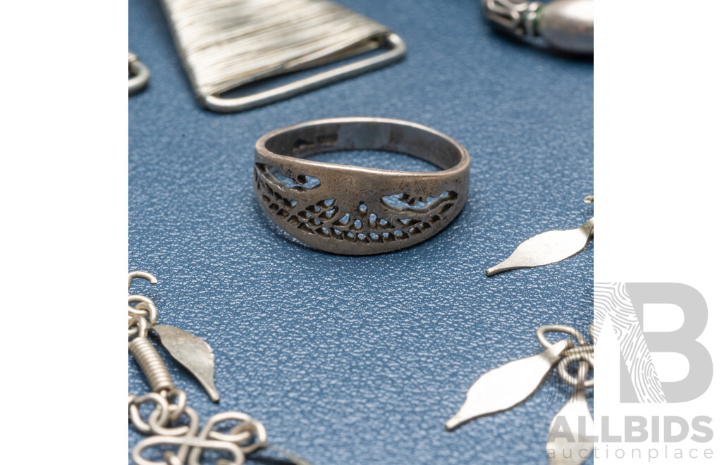 Collection of Sterling Silver Rings, Artisan Glass Drop Earrings and Artisan Brooch, 23.59 Grams