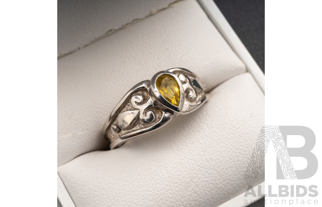 BRAND NEW - 9ct White Gold Yellow Tourmaline Saddle Ring, Size M, 6.59 Grams