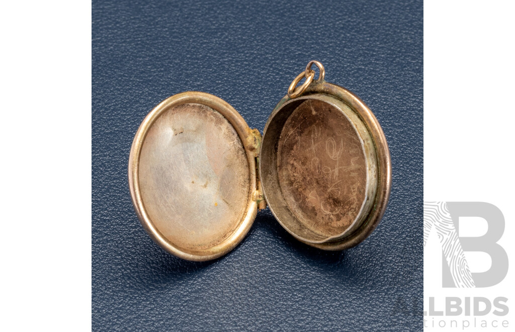 9ct Vintage Round Locket with Etched Hearts Motif, 24mm Diameter, 6.46 Grams