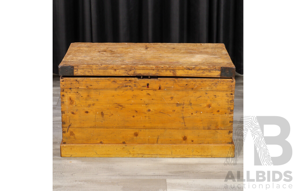 Vintage Pine Lift Top Trunk