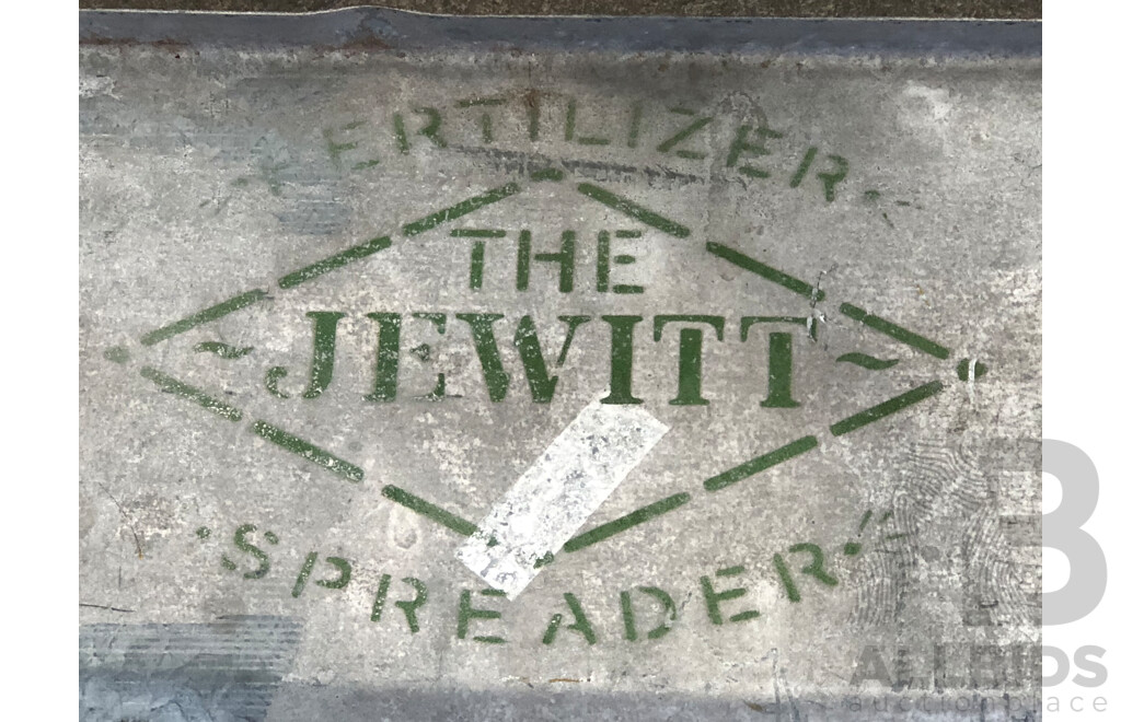 the Jewitt 34 Inch Fertilser Spreader