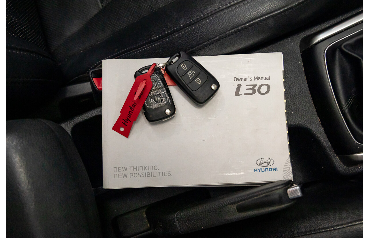 8/2014 Hyundai i30 SE GD MY14 5d Hatchback Brilliant Red Metallic 1.8L