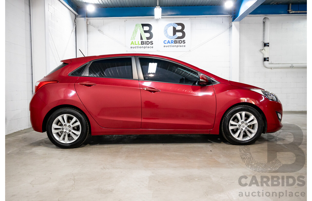 8/2014 Hyundai i30 SE GD MY14 5d Hatchback Brilliant Red Metallic 1.8L