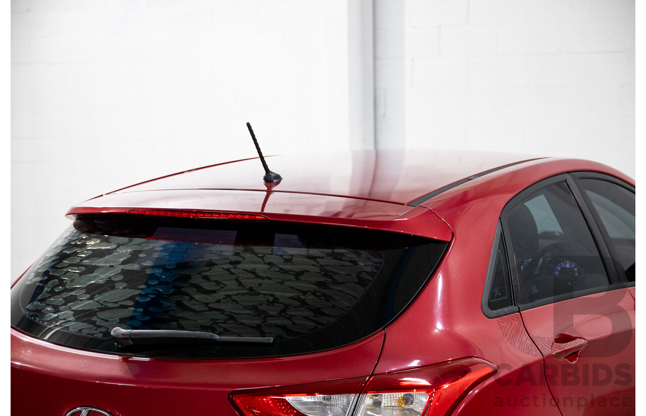 8/2014 Hyundai i30 SE GD MY14 5d Hatchback Brilliant Red Metallic 1.8L