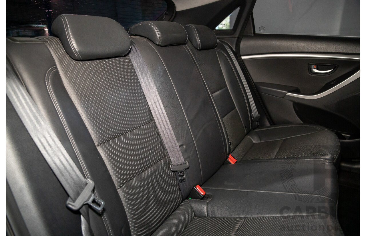 8/2014 Hyundai i30 SE GD MY14 5d Hatchback Brilliant Red Metallic 1.8L