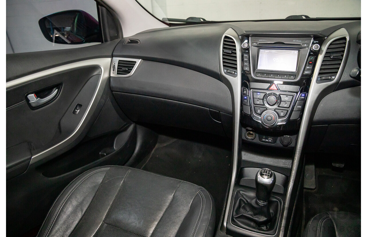 8/2014 Hyundai i30 SE GD MY14 5d Hatchback Brilliant Red Metallic 1.8L