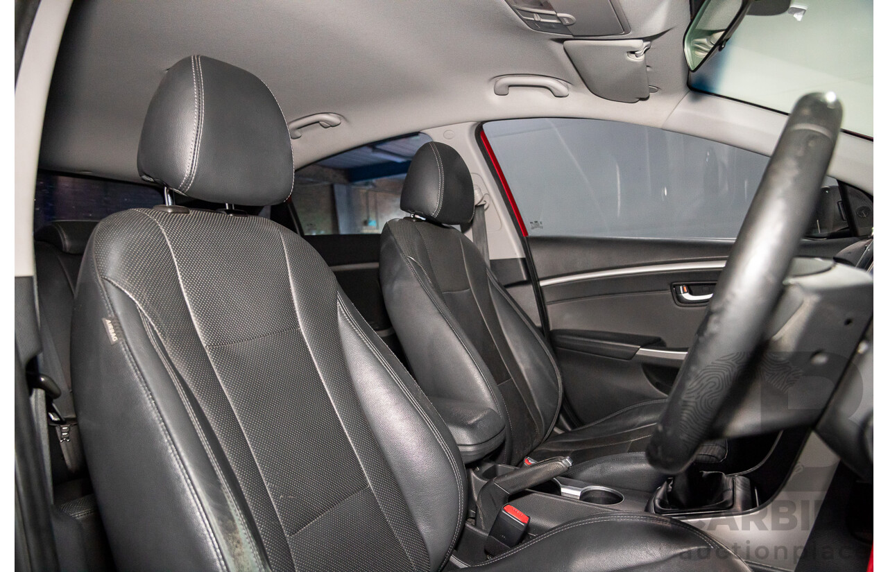 8/2014 Hyundai i30 SE GD MY14 5d Hatchback Brilliant Red Metallic 1.8L