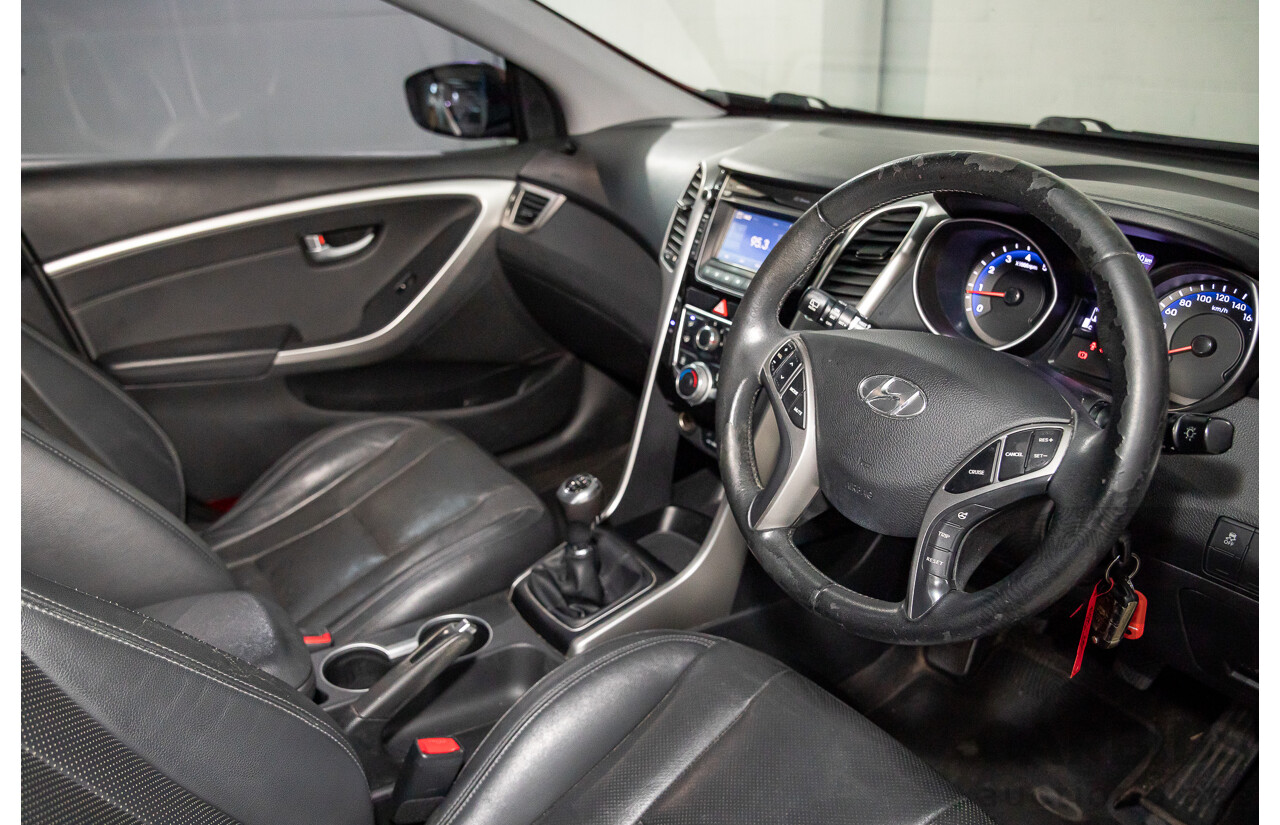 8/2014 Hyundai i30 SE GD MY14 5d Hatchback Brilliant Red Metallic 1.8L