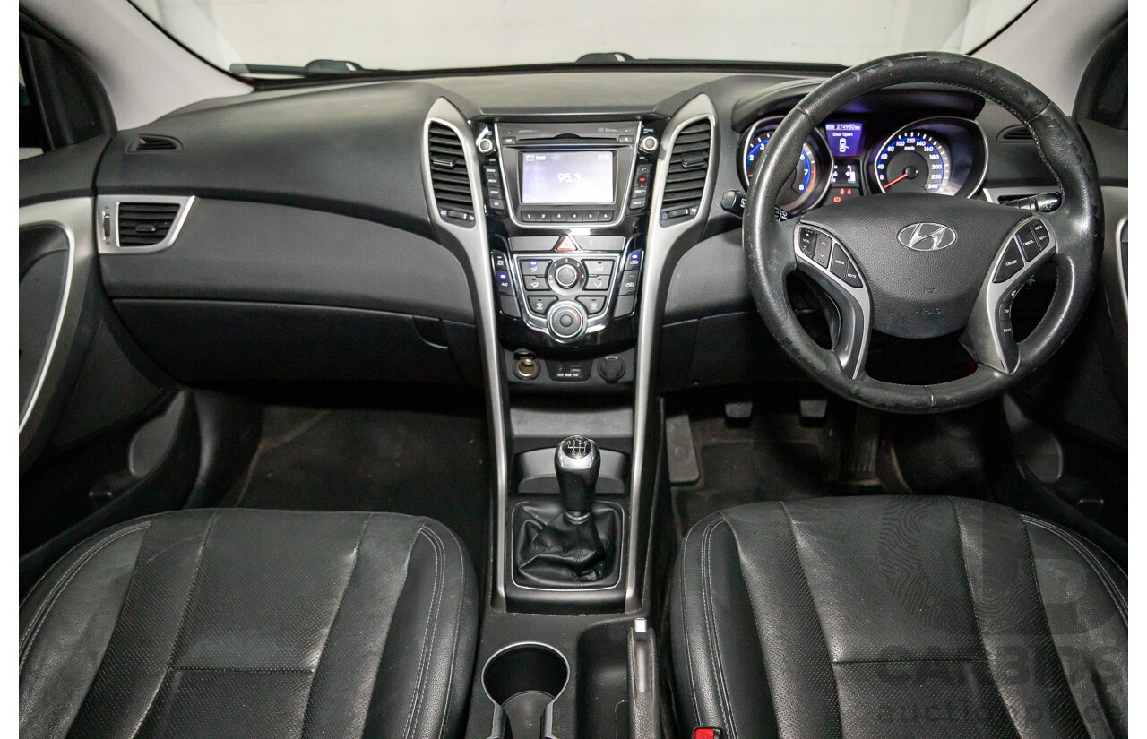 8/2014 Hyundai i30 SE GD MY14 5d Hatchback Brilliant Red Metallic 1.8L