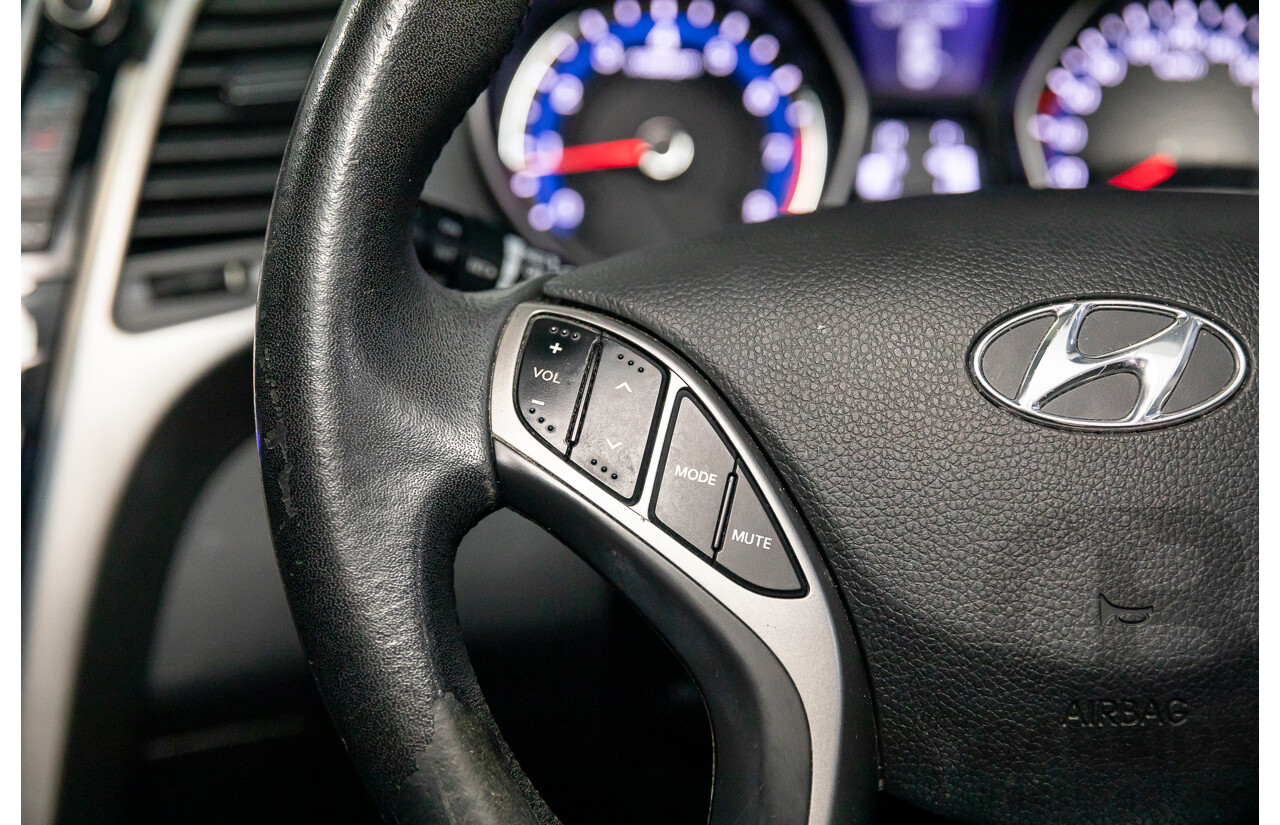 8/2014 Hyundai i30 SE GD MY14 5d Hatchback Brilliant Red Metallic 1.8L