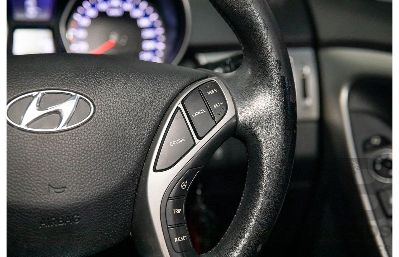 8/2014 Hyundai i30 SE GD MY14 5d Hatchback Brilliant Red Metallic 1.8L