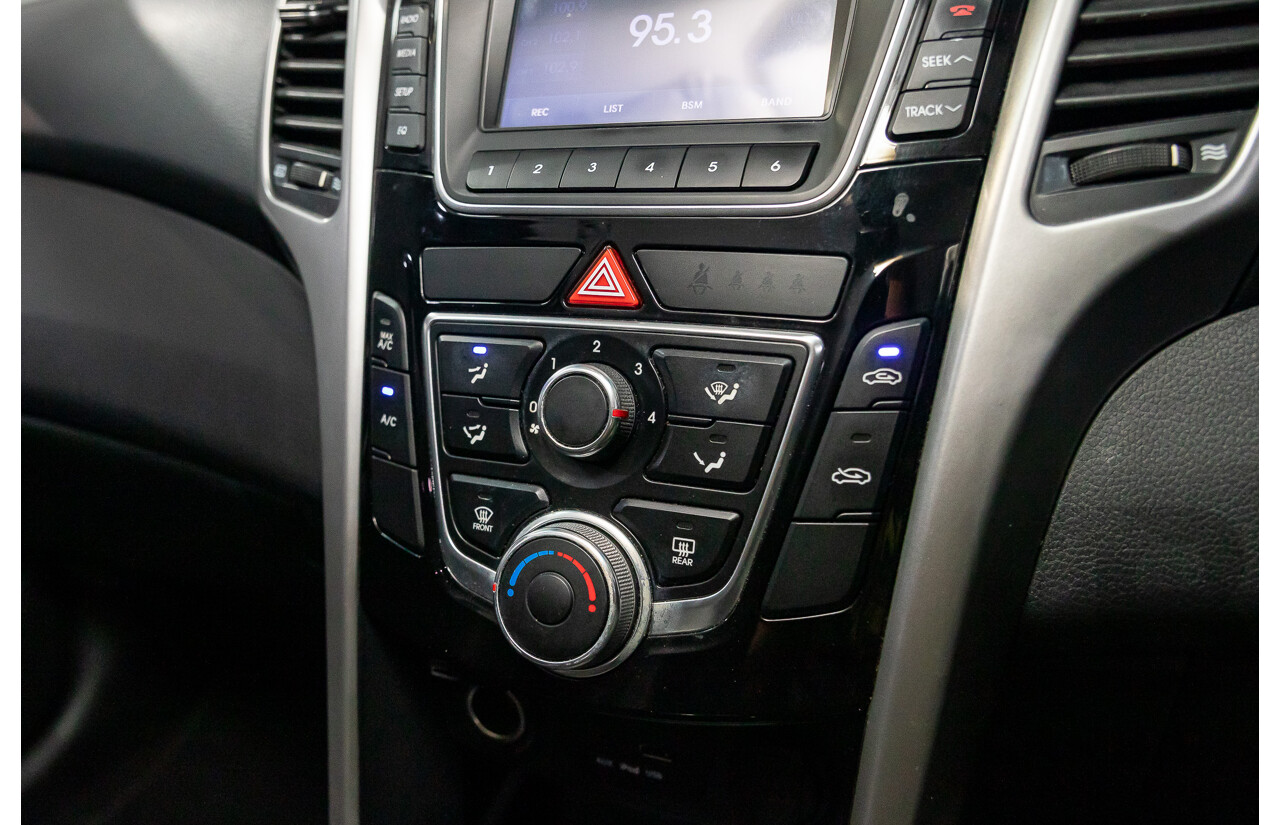 8/2014 Hyundai i30 SE GD MY14 5d Hatchback Brilliant Red Metallic 1.8L