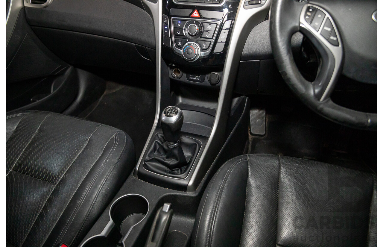 8/2014 Hyundai i30 SE GD MY14 5d Hatchback Brilliant Red Metallic 1.8L