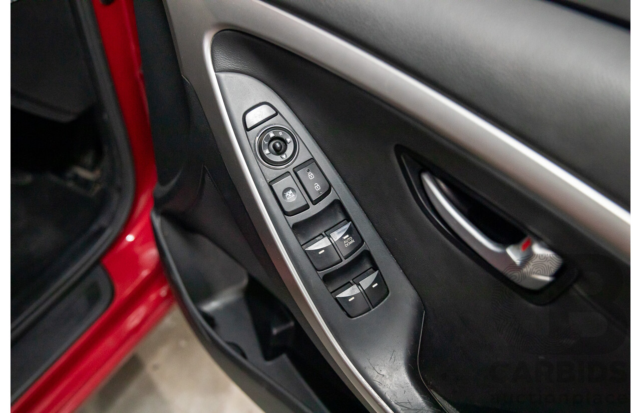 8/2014 Hyundai i30 SE GD MY14 5d Hatchback Brilliant Red Metallic 1.8L