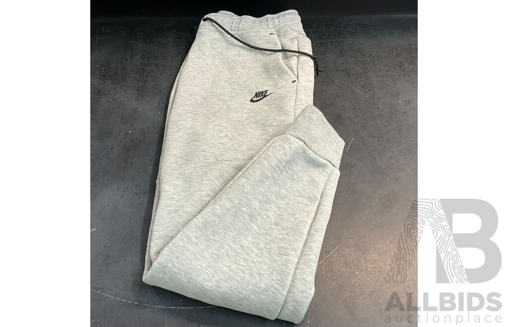 Nike Size L Apparel - Jacket, Pants & Hat