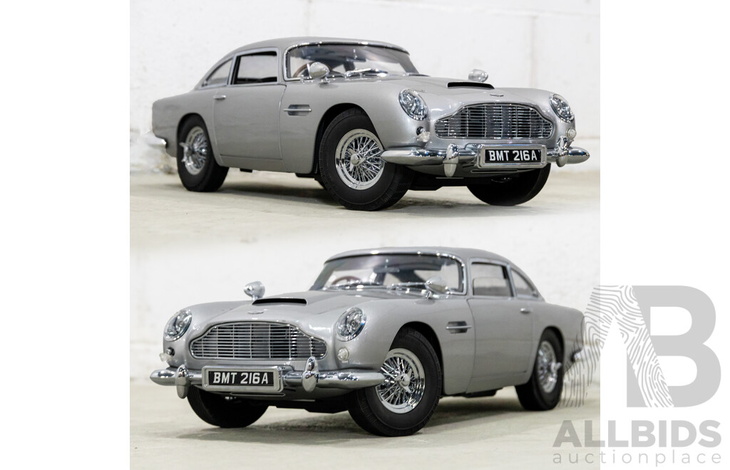 1:8 Scale Aston Martin DB5 – James Bond Edition with Working Film Gadgets