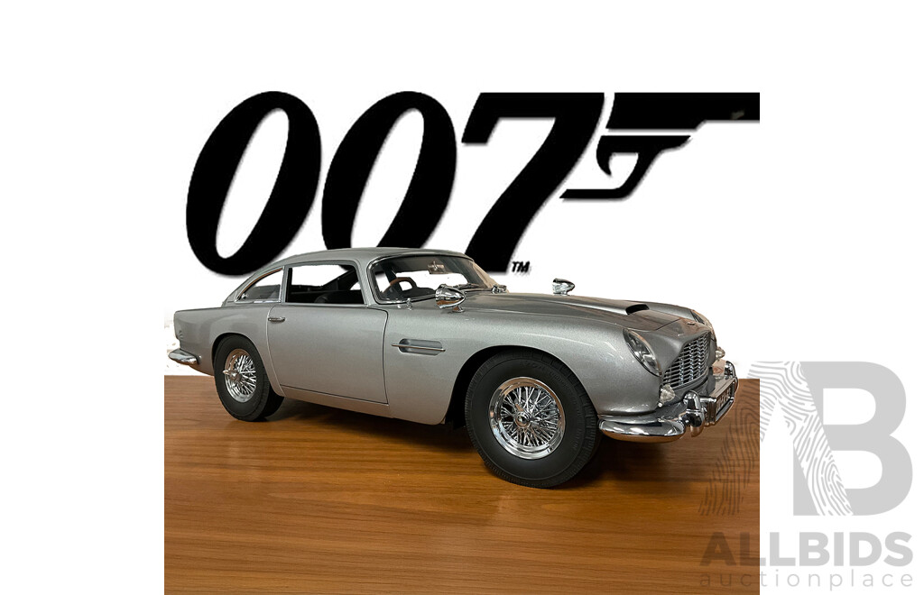1:8 Scale Aston Martin DB5 – James Bond Edition with Working Film Gadgets