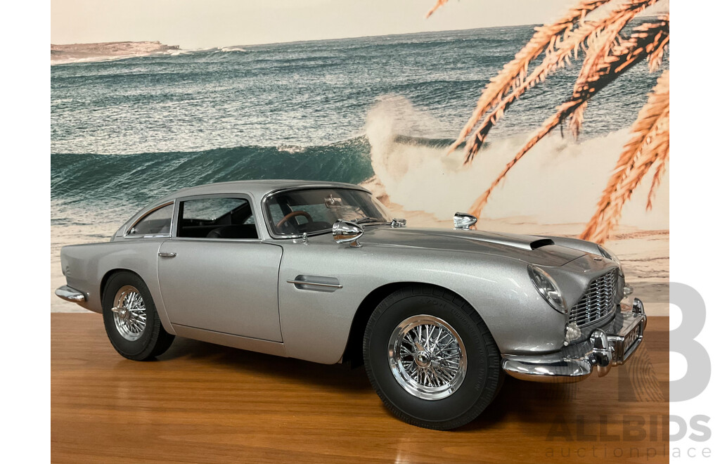 1:8 Scale Aston Martin DB5 – James Bond Edition with Working Film Gadgets