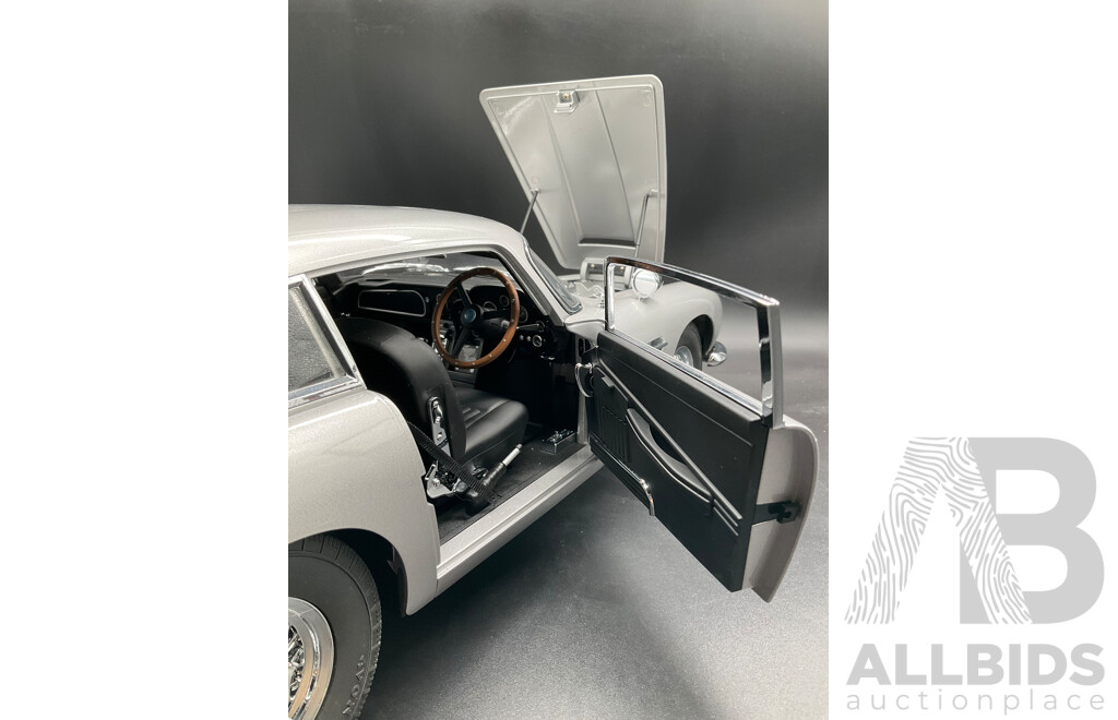 1:8 Scale Aston Martin DB5 – James Bond Edition with Working Film Gadgets