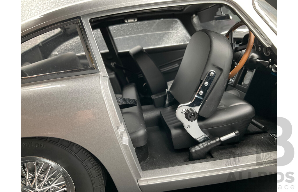 1:8 Scale Aston Martin DB5 – James Bond Edition with Working Film Gadgets