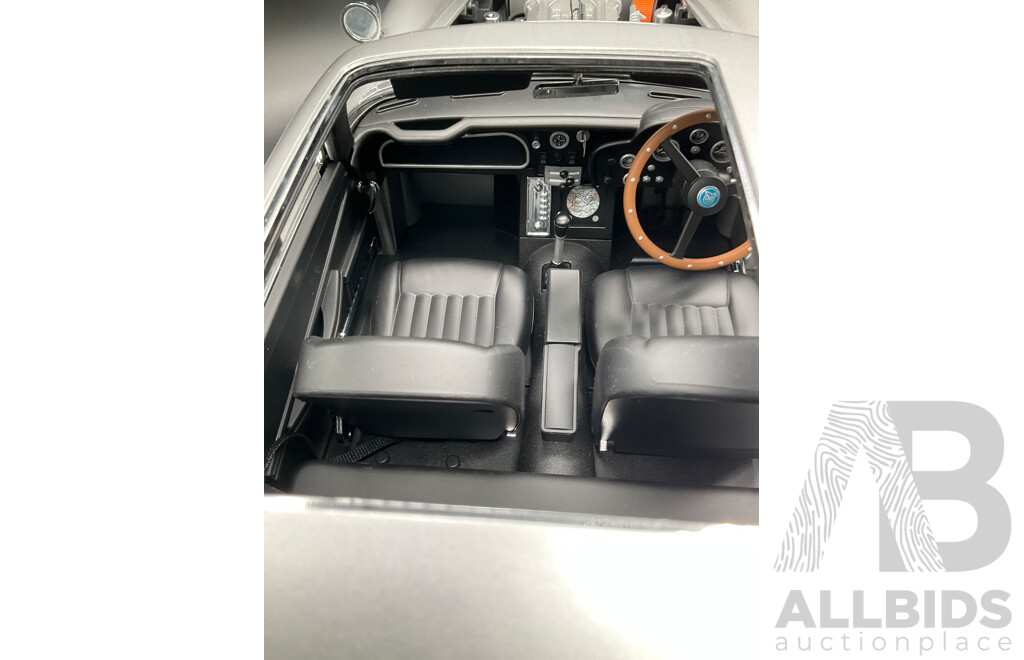 1:8 Scale Aston Martin DB5 – James Bond Edition with Working Film Gadgets