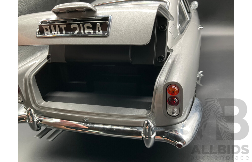 1:8 Scale Aston Martin DB5 – James Bond Edition with Working Film Gadgets