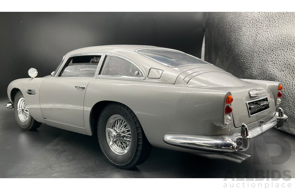 1:8 Scale Aston Martin DB5 – James Bond Edition with Working Film Gadgets