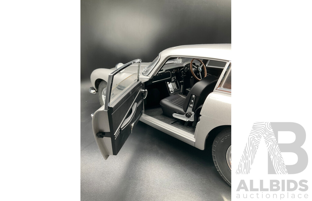 1:8 Scale Aston Martin DB5 – James Bond Edition with Working Film Gadgets