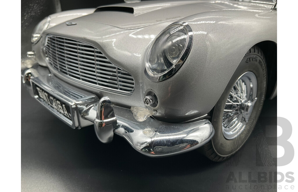 1:8 Scale Aston Martin DB5 – James Bond Edition with Working Film Gadgets