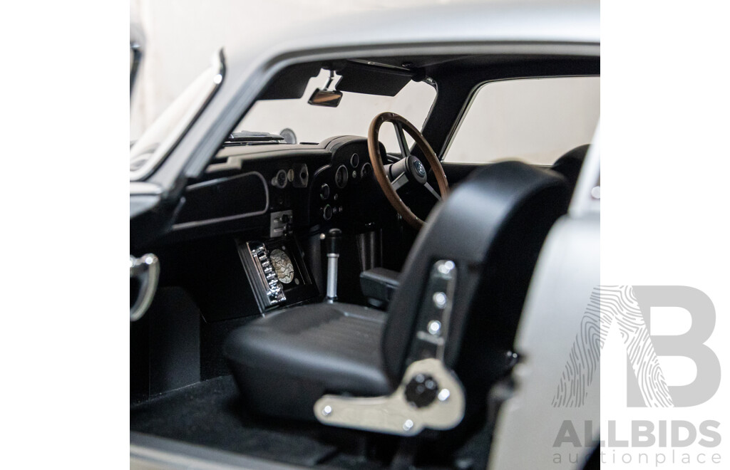 1:8 Scale Aston Martin DB5 – James Bond Edition with Working Film Gadgets