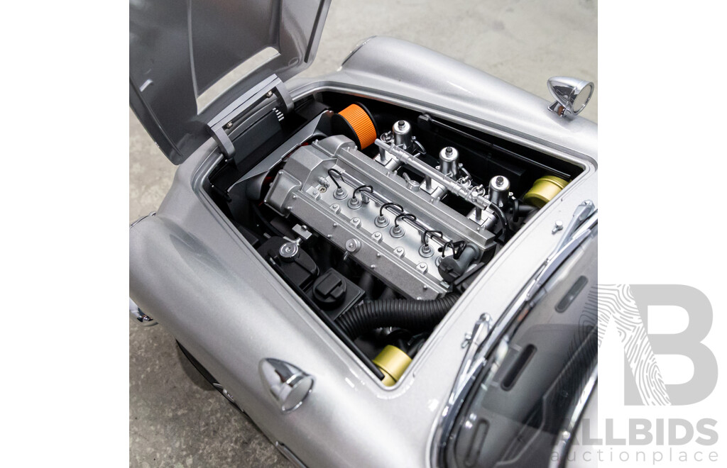 1:8 Scale Aston Martin DB5 – James Bond Edition with Working Film Gadgets