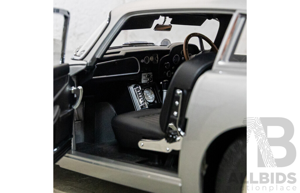 1:8 Scale Aston Martin DB5 – James Bond Edition with Working Film Gadgets